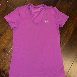 Under Armour v neck loose coupe dry fit shirt